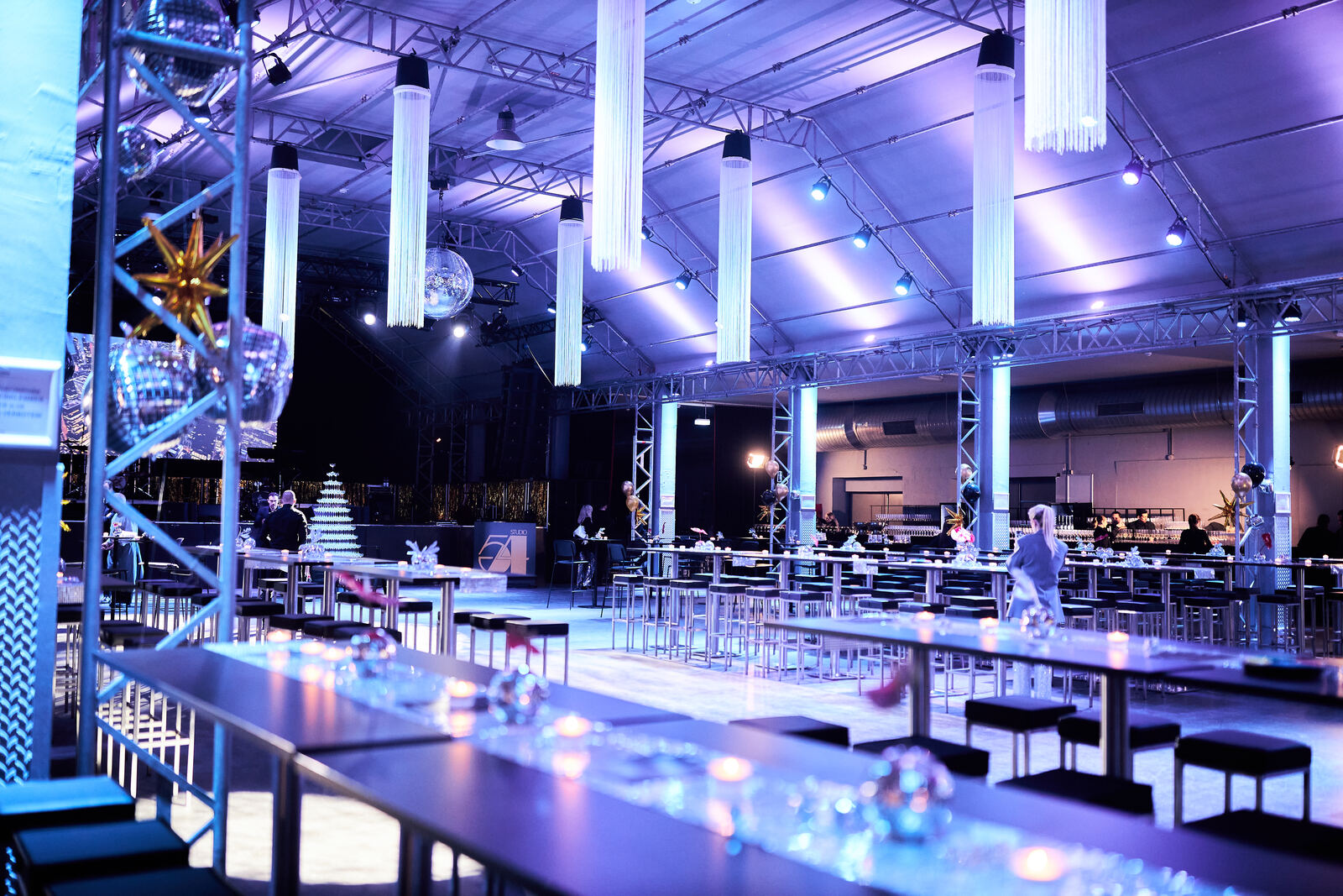 Festlich beleuchtete Halle bei einer Firmen-Weihnachtsfeier