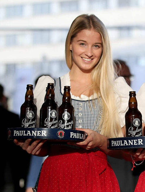 Hostess mit Paulaner Tablett