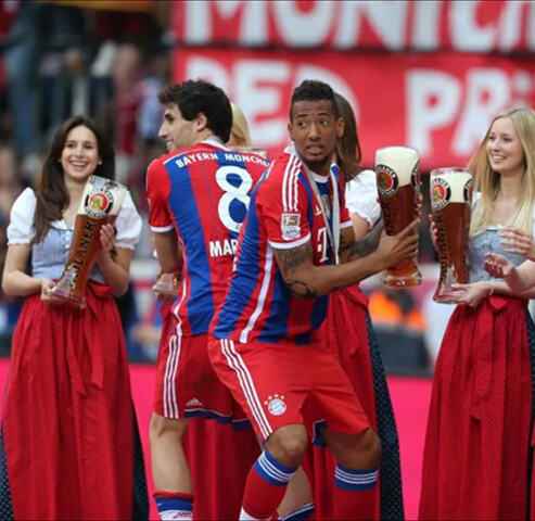 Hostessen mit Spielern des FC Bayern