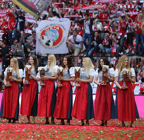 Hostessen bei der Meisterfeier des FC Bayern