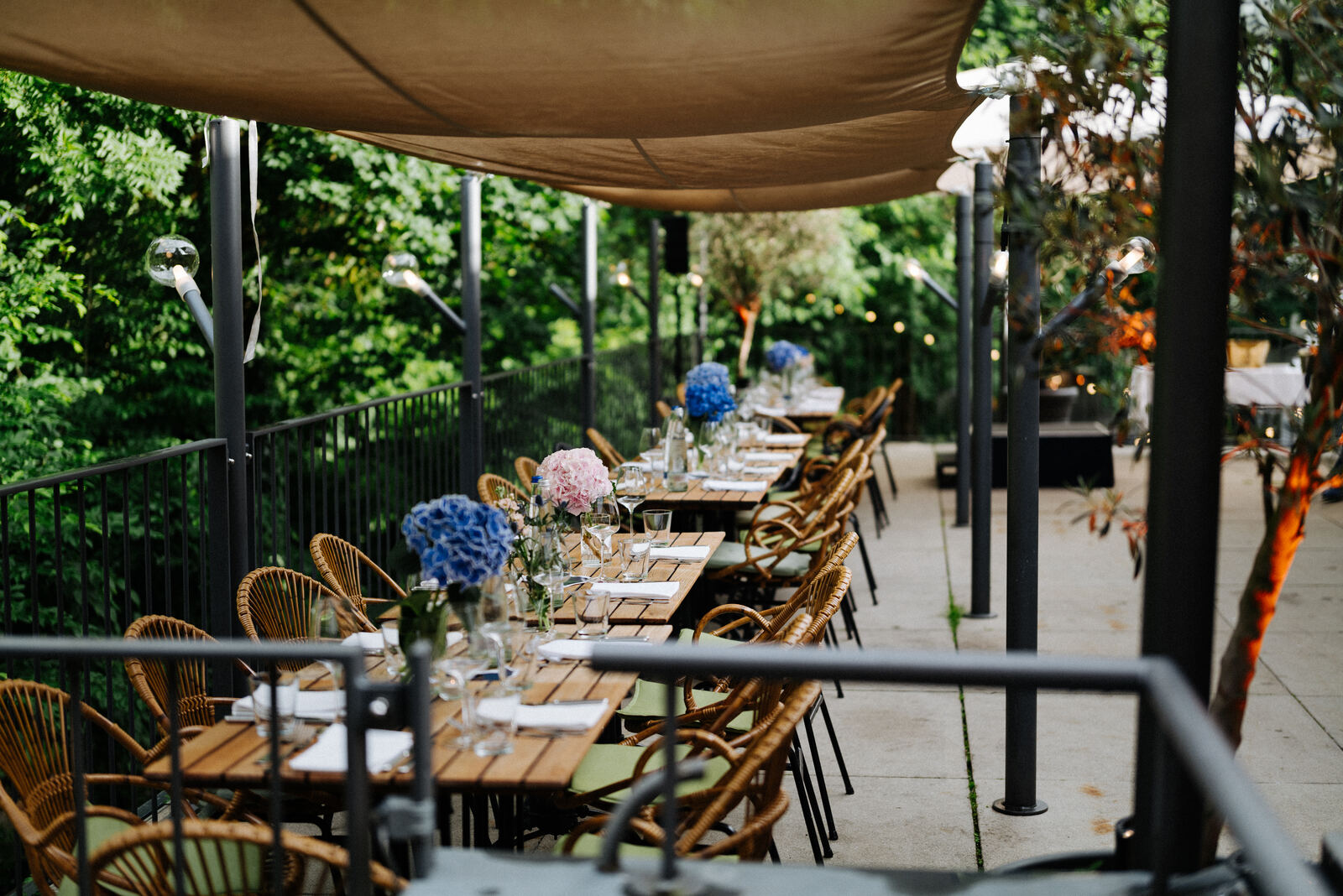 Terrasse mit gedeckten Tischen