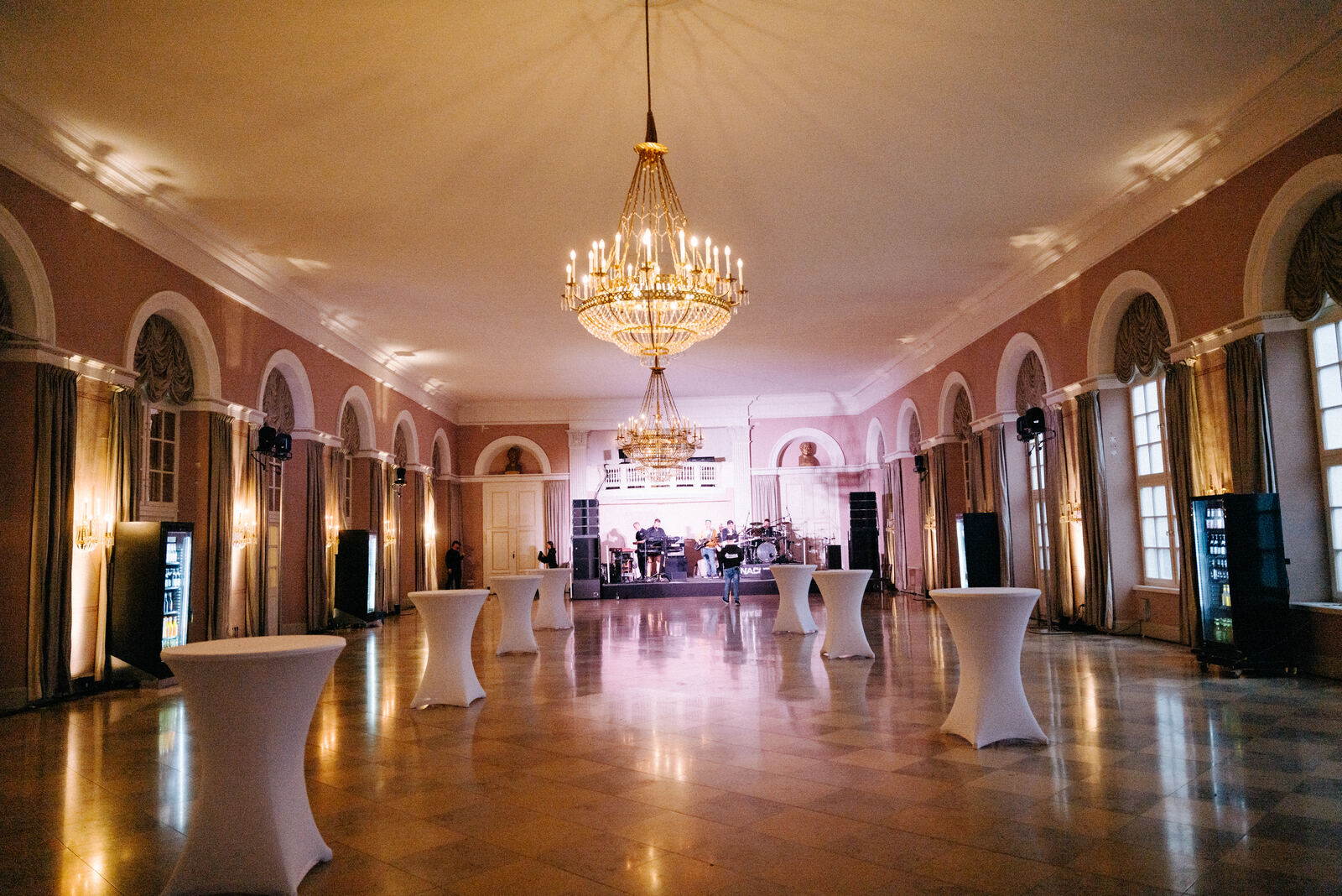 Festsaal mit Kronleuchtern