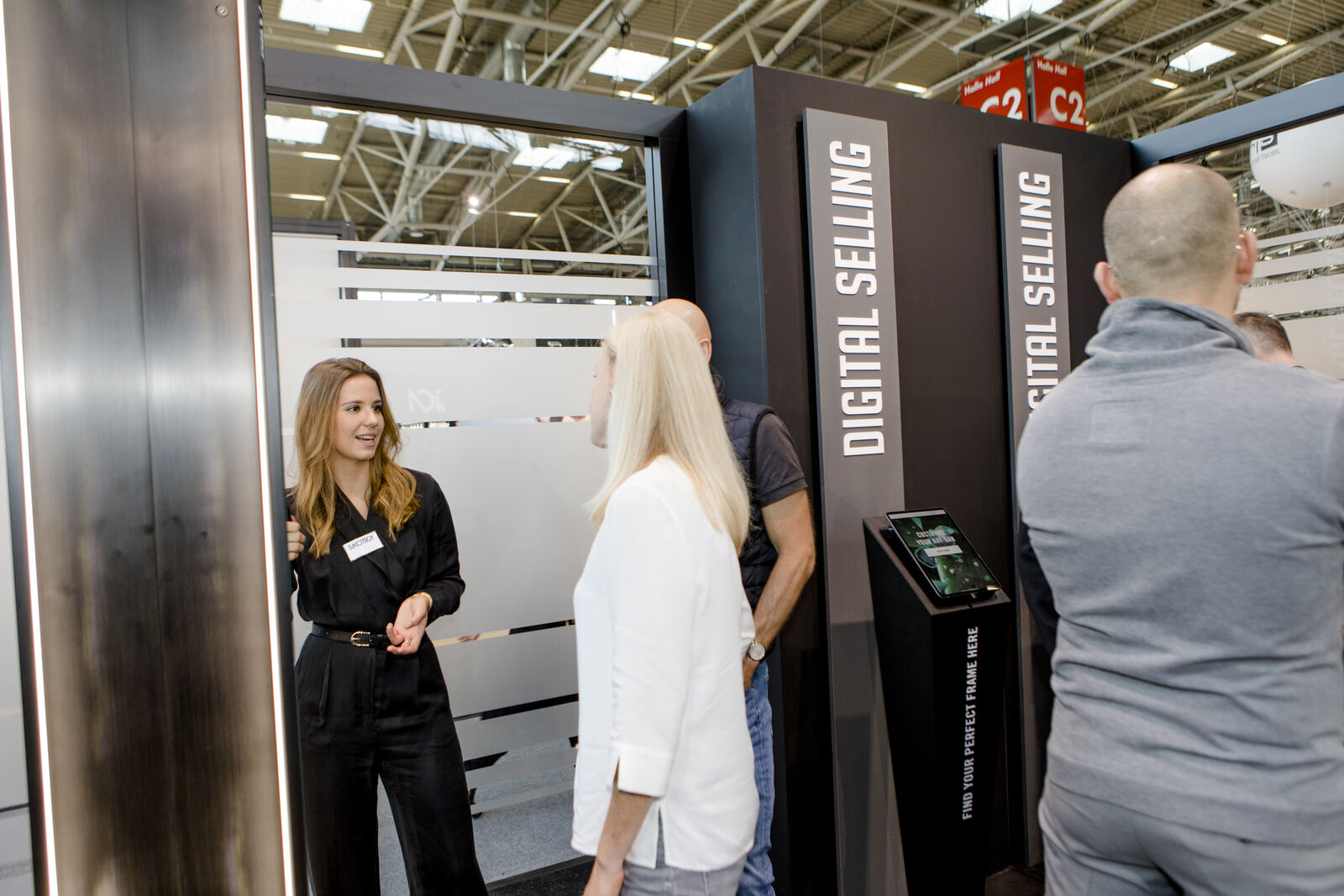 Messehostessen am Stand