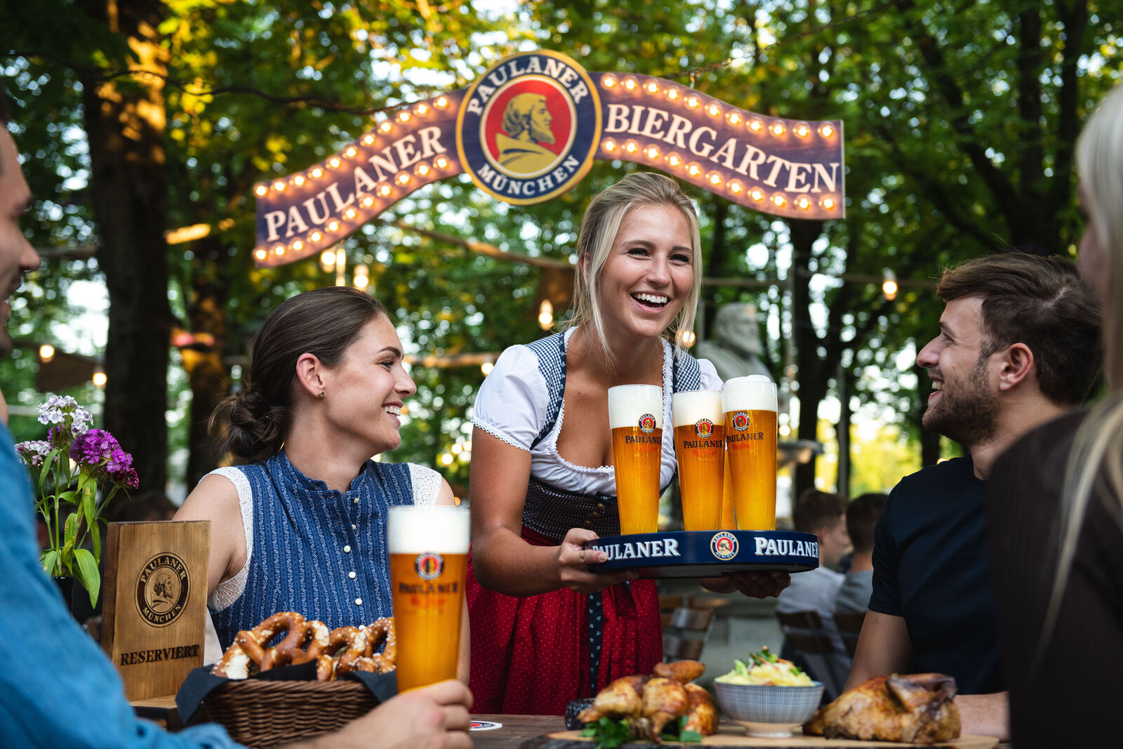 Hostessen im Paulaner Biergarten