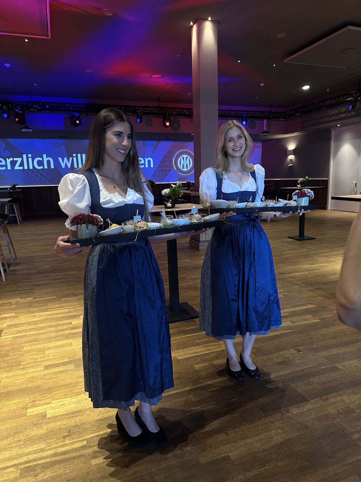 GLARE Hostessen im Dirndl beim Empfang